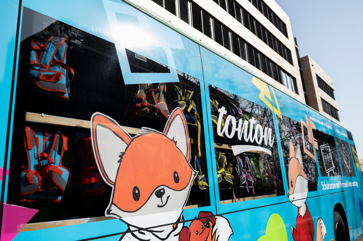 Der tonton-Bus von außen mit Fuchs und tonton-Schriftzug